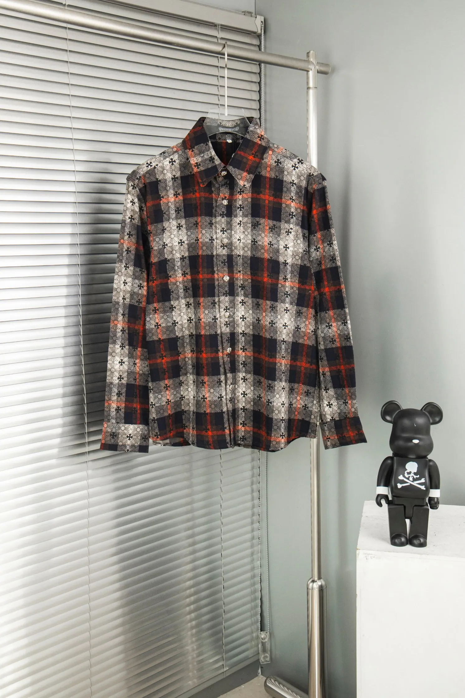🅿️260 new model number: B132 Chrome Hearts classic cashew flower cross all-over printed jacquard long-sleeved casual shirt 1️⃣Customized original jacquard fabric, high-quality pure cotton jacquard plaid fabric, soft and comfortable to the touch, a very high-quality fabric! 2️⃣The details of the workmanship are perfectly controlled. The lining is made of vest hemming, and the cuffs are made of double cross leather labels. It is different from the ordinary version. The collar is also designed with interlining, which shows high-end fashion and personality. The style is fashionable, simple and elegant, and it is a very versatile jacket! 4⃣️Complete accessories, all customized with original versions! Same style for men and women Color: Cashew Red Size: S, M, L, XL